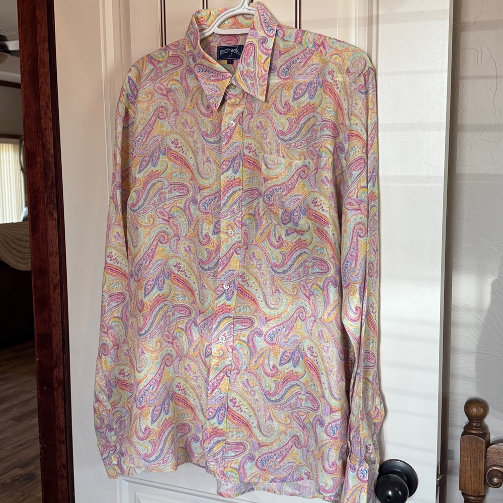 Michaels, 100% Linen Pastel Paisley Men's Shirt in Very Good Condition.